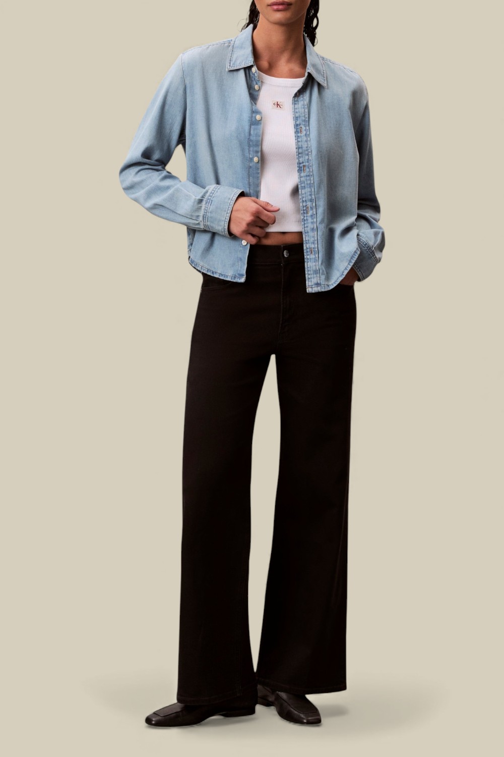 תמונת כל הלוק של חולצת ג'ינס מכופתרת קרופ